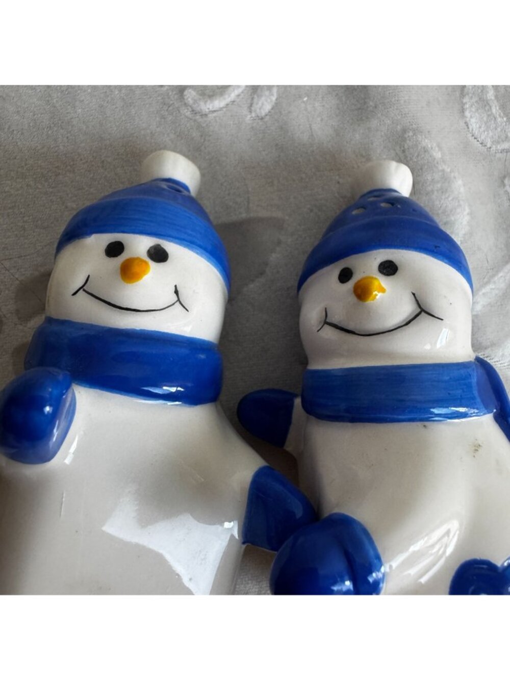 Hugging Snowman Ceramic Salt & Pepper Shaker Set Winter Kitchen Decor Tassel - Picture 6 of 8